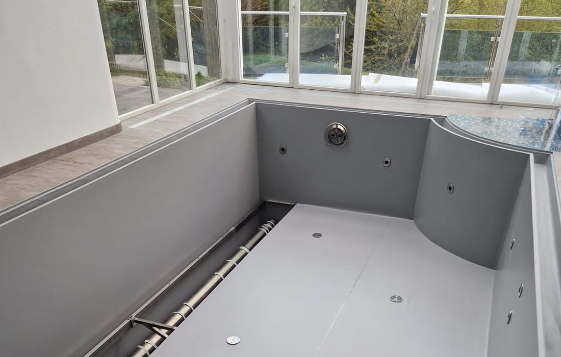 Schwimmbad mit Dacheindeckung