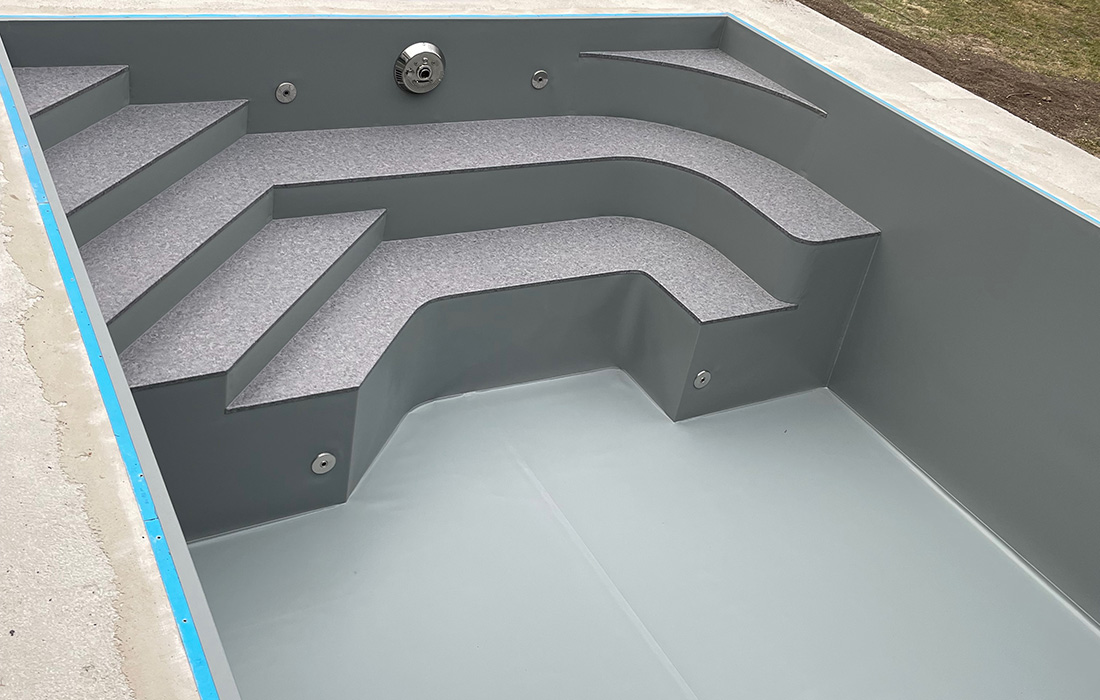 schwimmbad mit blau wasser